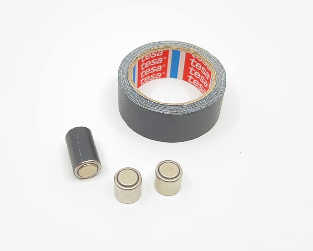 Mit Textilband umwickelte Knopfzellen