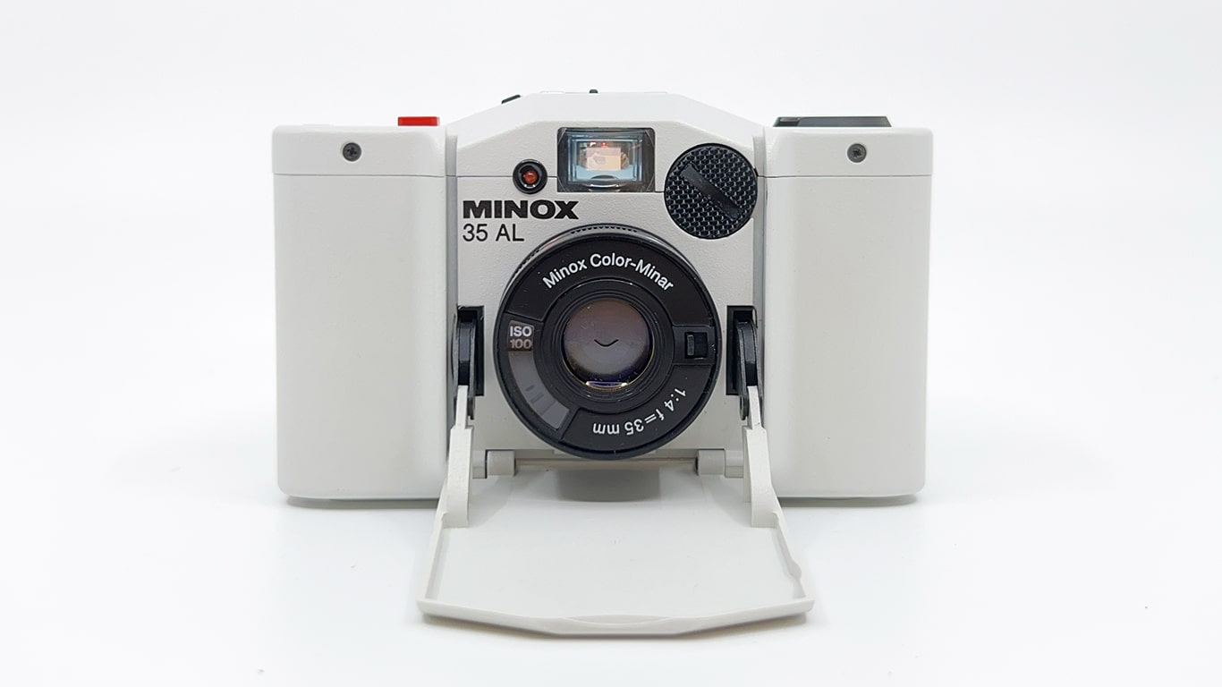 Eine wei&szlig;e Minox 35 AL von vorne