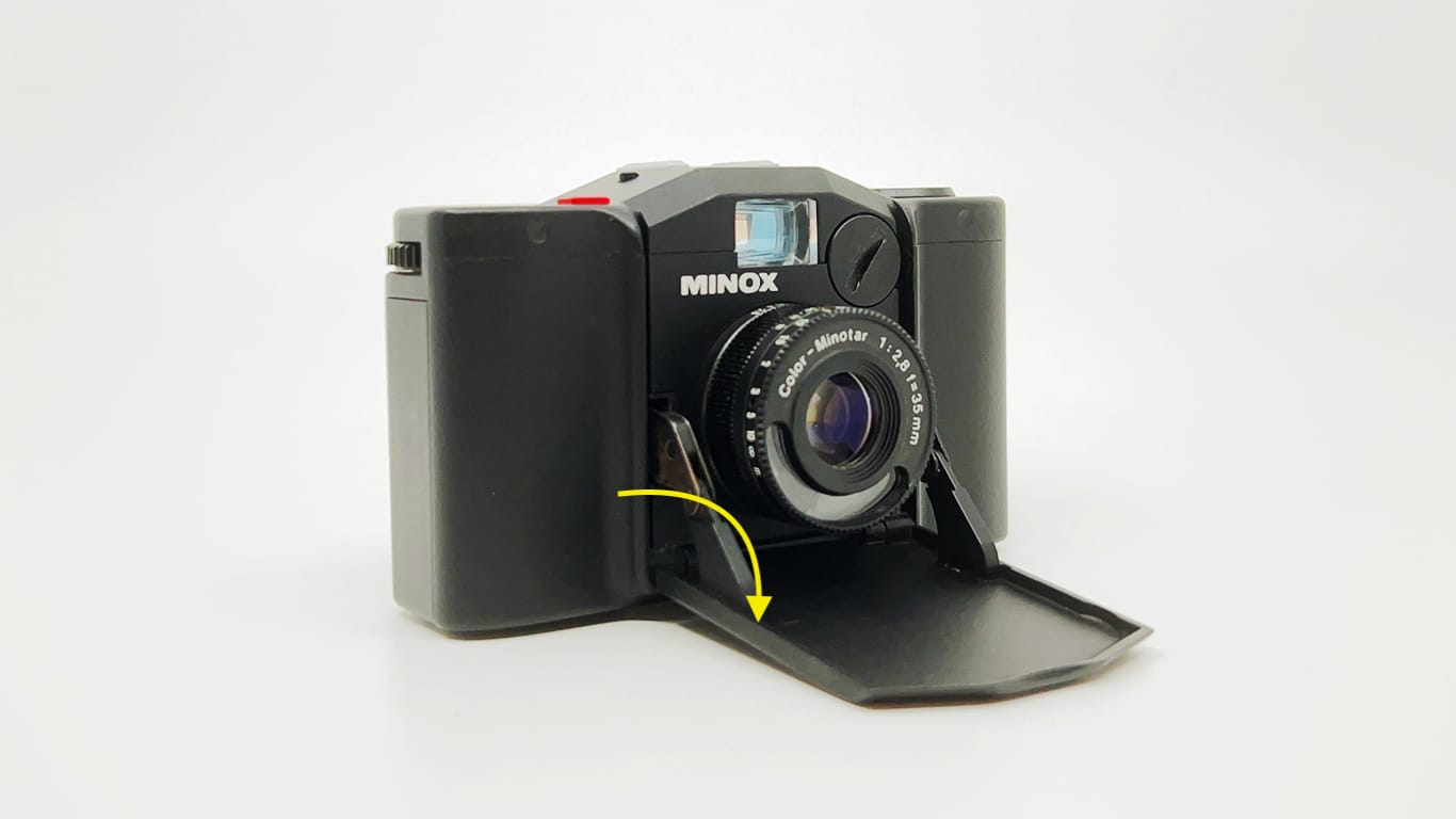 Minox 35 Schr&auml;gansicht von vorne mit ge&ouml;ffneter Klappe.