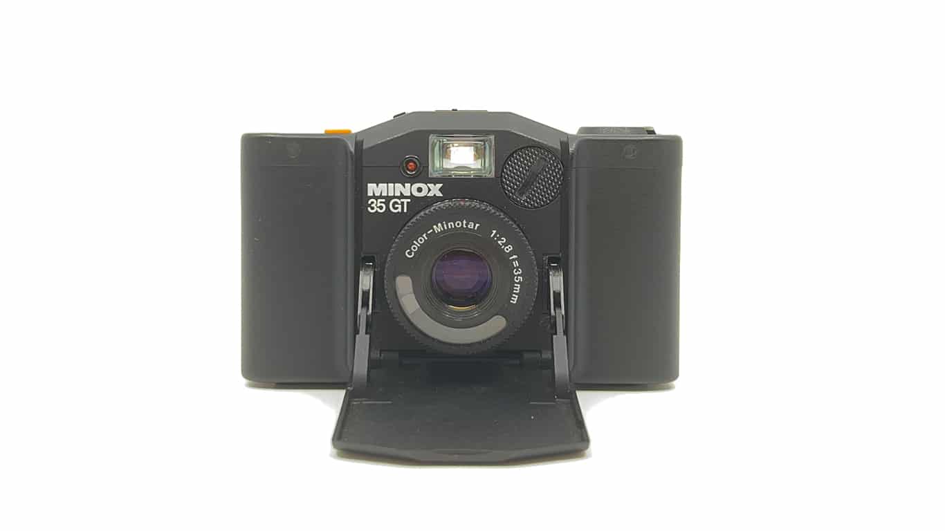 Minox 35 GT von vorne mit ge&ouml;ffneter Klappe.