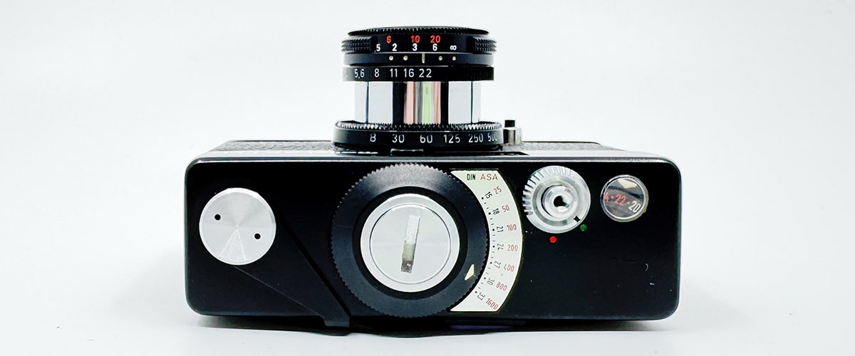 Minox 35 Schr&auml;gansicht von vorne mit ge&ouml;ffneter Klappe.